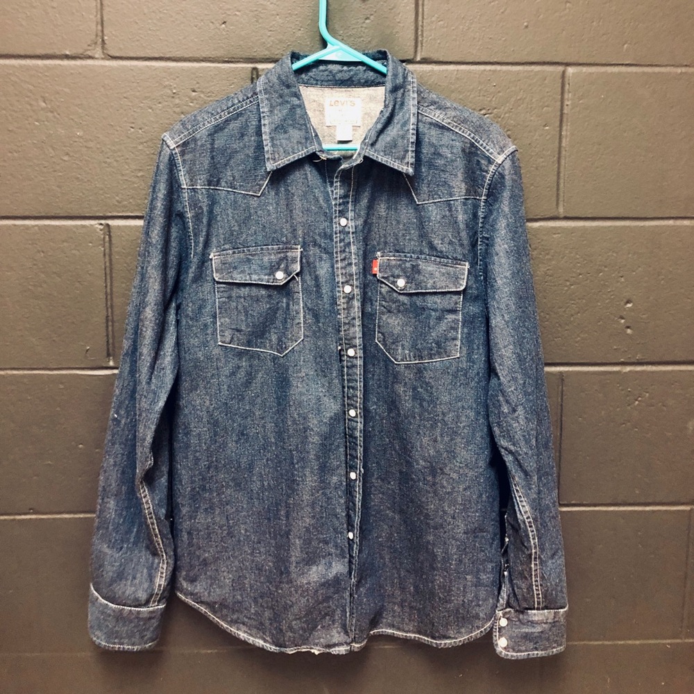 💙 Levi’s Classic Denim Button Down